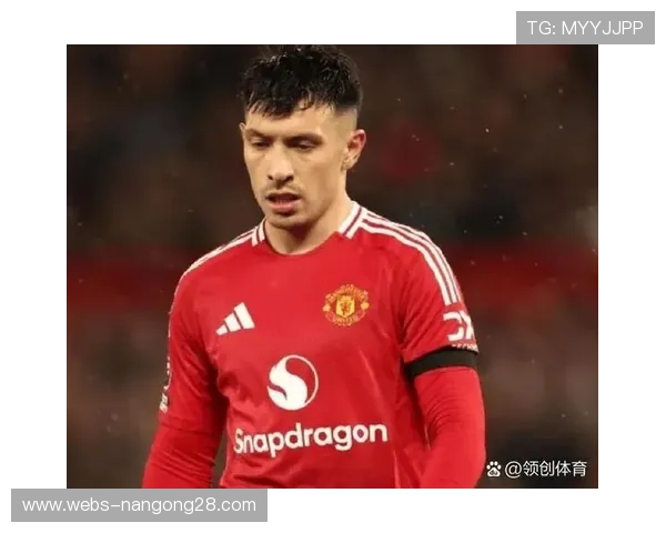 曼联后防搭档马奎尔与利桑德罗热身身高差画面逗笑评论员卡拉格